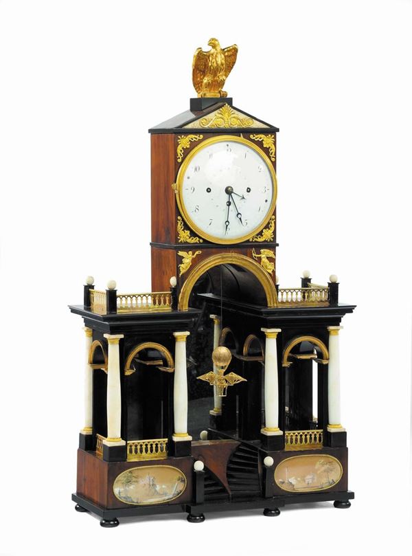 Orologio architettonico Biedermeier da tavolo in legno con parti ebanizzate e bronzi dorati, XIX secolo