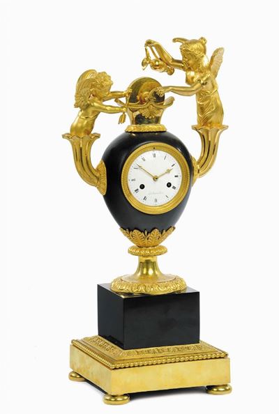 Orologio in Bronzo con Amore che Affila le Frecce, le Sieur a Paris, Francia XIX Secolo