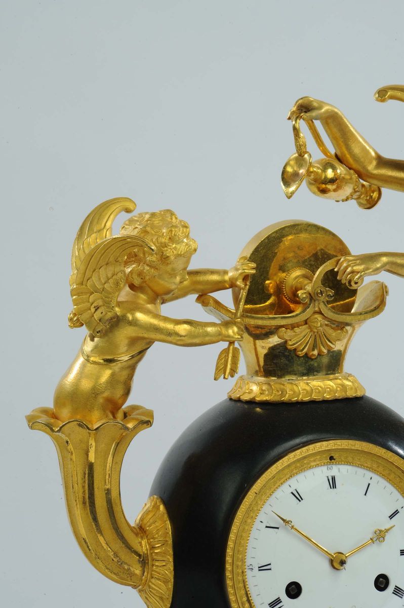 Orologio in Bronzo con Amore che Affila le Frecce, le Sieur a Paris, Francia XIX Secolo