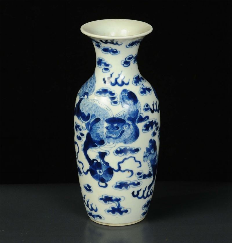 Vaso in porcellana, Cina XX secolo  - Auction OnLine Auction 03-2012 - Cambi Casa d'Aste
