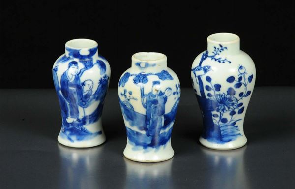 Tre piccoli vasi in porcellana, Cina XX secolo