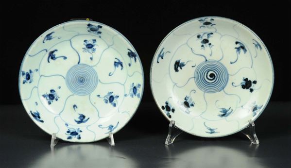 Coppia di piattini in porcellana decorati con spirale al centro, Cina XX secolo