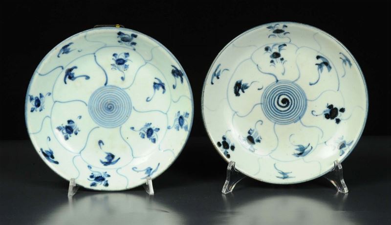 Coppia di piattini in porcellana decorati con spirale al centro, Cina XX secolo  - Asta Arte Orientale - Cambi Casa d'Aste