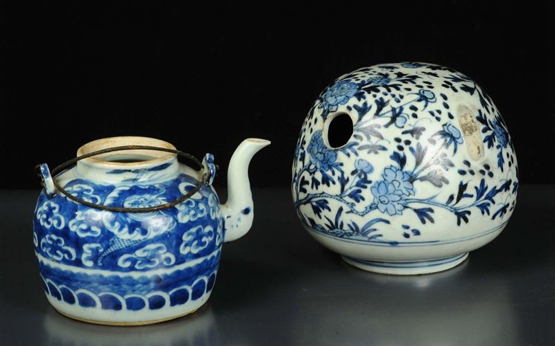 Lotto di due oggetti in porcellana, Cina XX secolo  - Asta Asta OnLine 03-2012 - Cambi Casa d'Aste