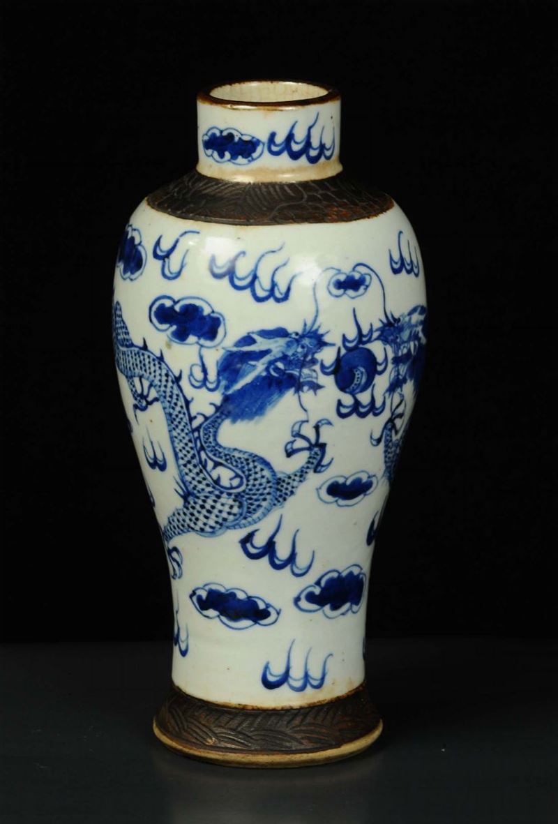 Vaso in porcellana, Cina XX secolo  - Asta Arte Orientale - Cambi Casa d'Aste
