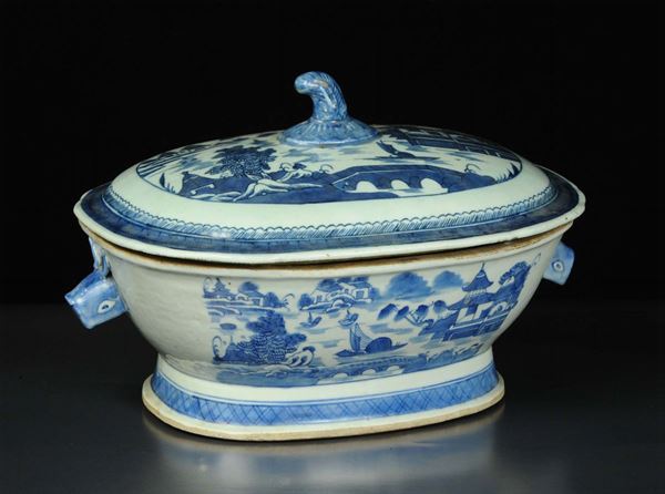 Zuppiera con coperchio in porcellana, Cina XX secolo