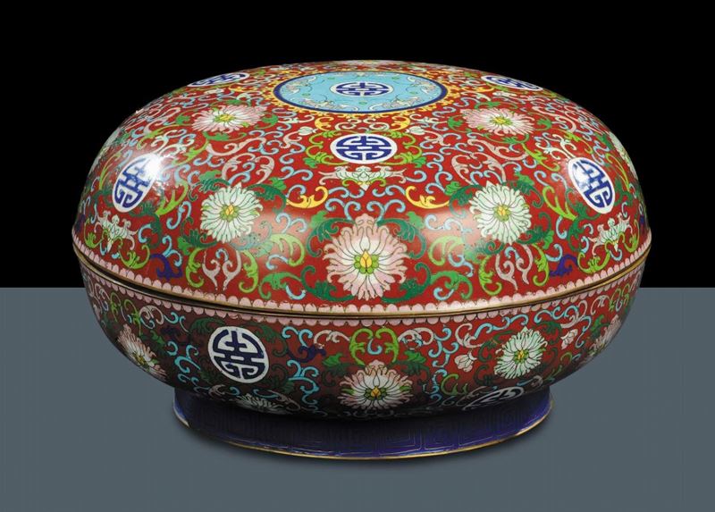Scatola in smalti cloisonnè con disegno a fiori e simbolo di lunga vita, Cina  - Auction Oriental Art - Cambi Casa d'Aste