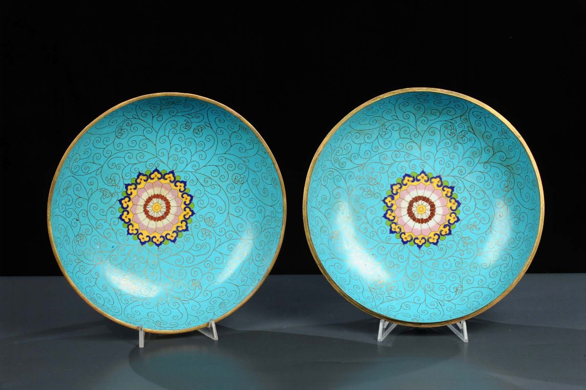 Scatola in Smalti Cloisonnè con Disegno a Fiori e Simbolo di Lunga Vita, Cina