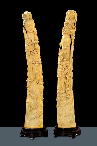 Coppia di Sculture in Avorio Raffiguranti Fanciulla con Fiori e Shou-lao Simbolo di Lunga Vita, C...