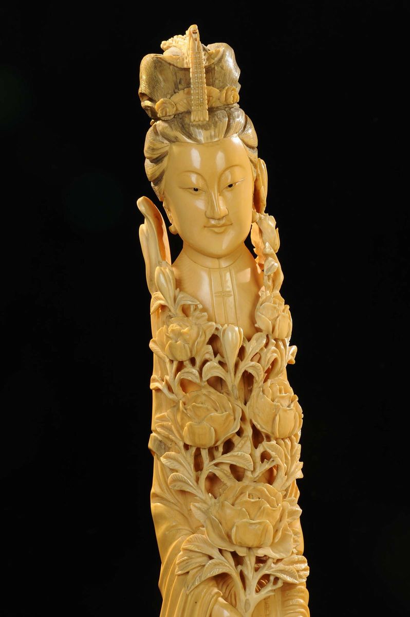 Coppia di Sculture in Avorio Raffiguranti Fanciulla con Fiori e Shou-lao Simbolo di Lunga Vita, C...