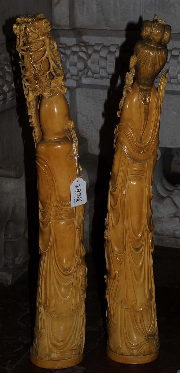 Coppia di Sculture in Avorio Raffiguranti Fanciulla con Fiori e Shou-lao Simbolo di Lunga Vita, C...