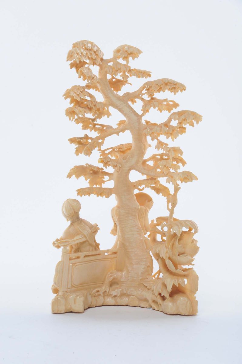 Scultura in Avorio Raffigurante Albero con Figure, Cina, Dinastia qing,XX Secolo