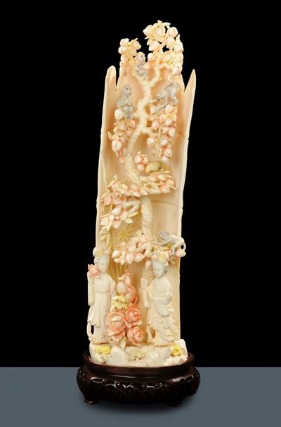 Scultura in Avorio Scolpito con Albero di Pesche, Scimmie e Figure, Cina