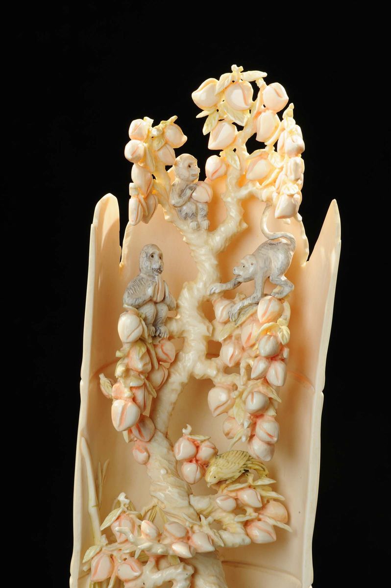 Scultura in Avorio Scolpito con Albero di Pesche, Scimmie e Figure, Cina