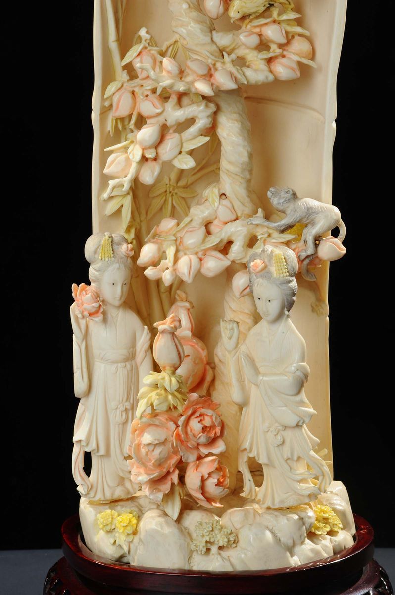 Scultura in Avorio Scolpito con Albero di Pesche, Scimmie e Figure, Cina