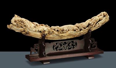 Scultura in Avorio Scolpito con Coccodrilli ed Altri Animali di Fiume, Giappone