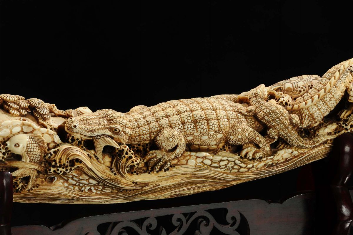 Scultura in Avorio Scolpito con Coccodrilli ed Altri Animali di Fiume, Giappone