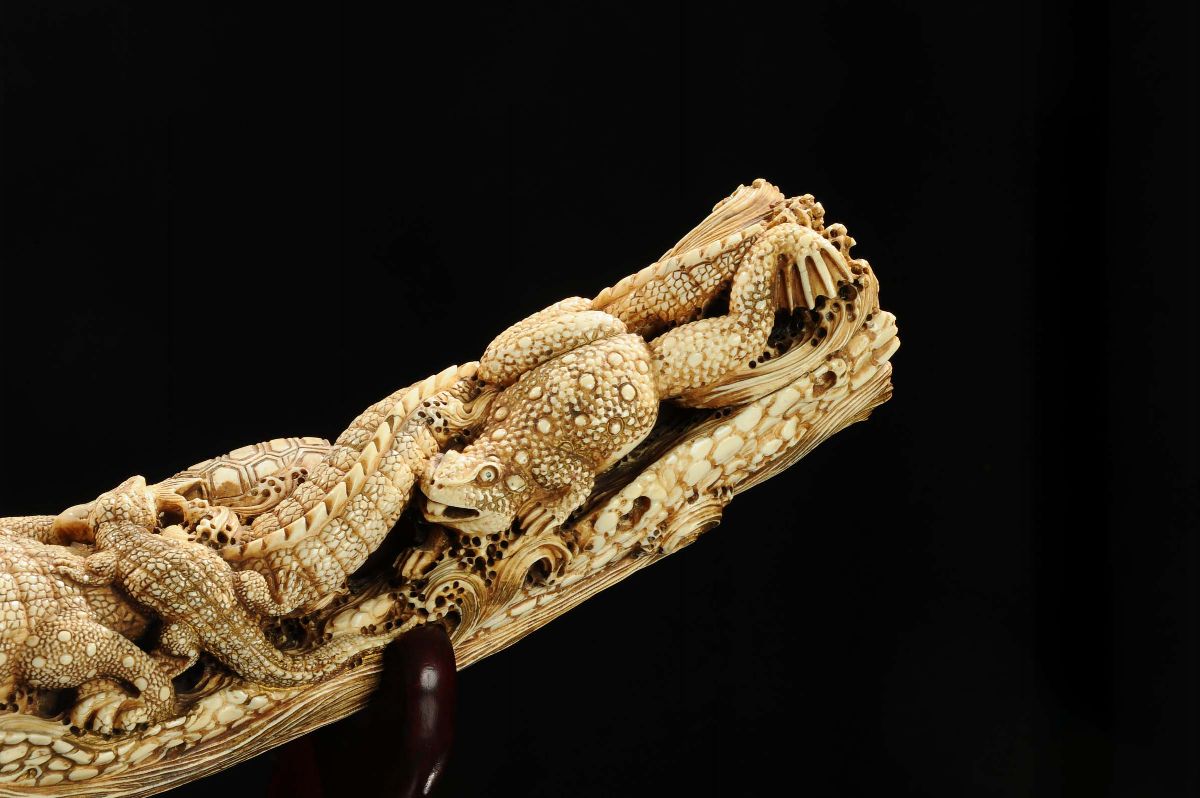 Scultura in Avorio Scolpito con Coccodrilli ed Altri Animali di Fiume, Giappone