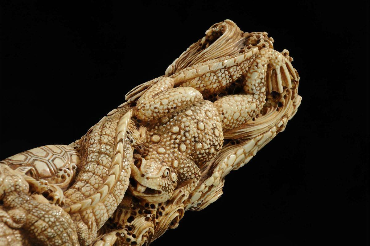 Scultura in Avorio Scolpito con Coccodrilli ed Altri Animali di Fiume, Giappone