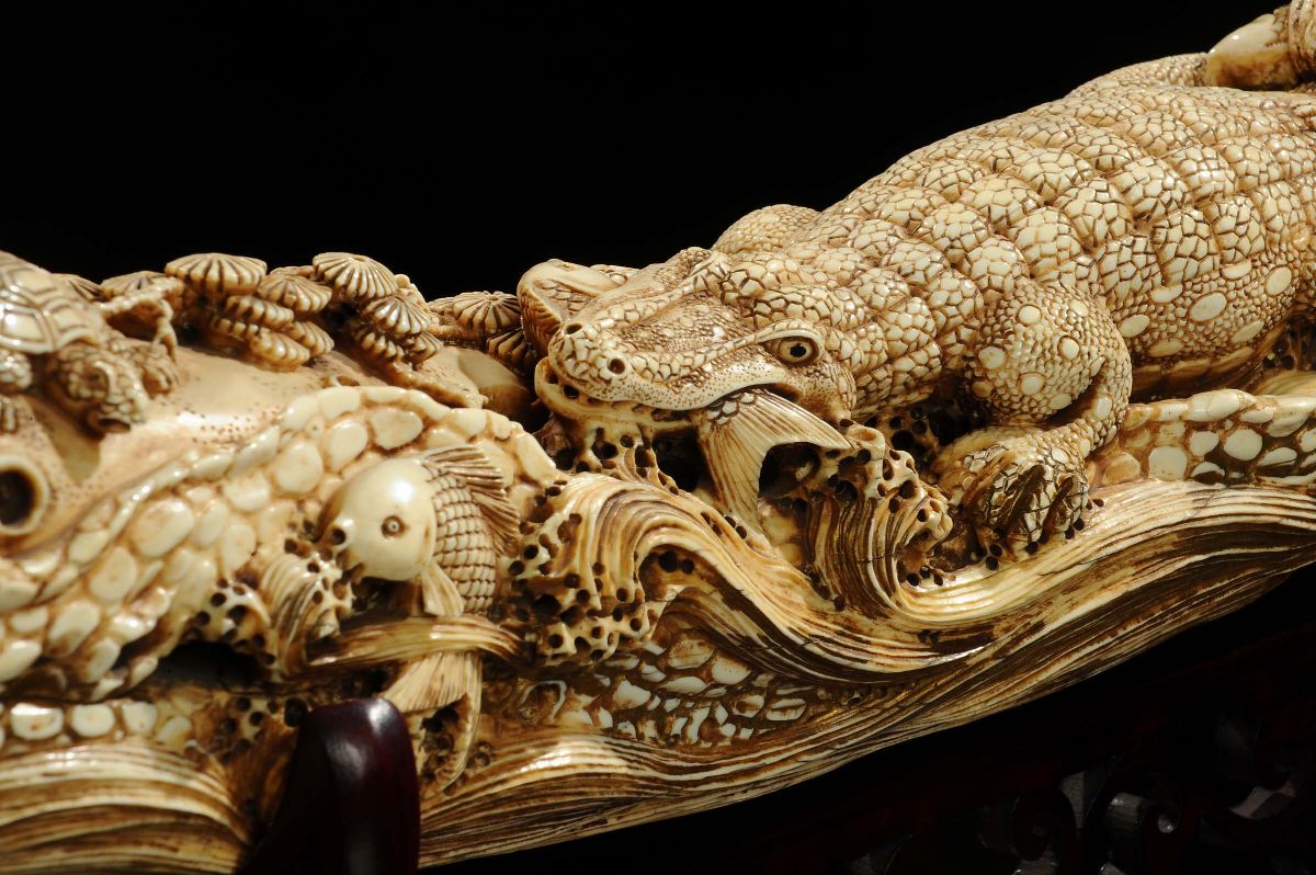 Scultura in Avorio Scolpito con Coccodrilli ed Altri Animali di Fiume, Giappone
