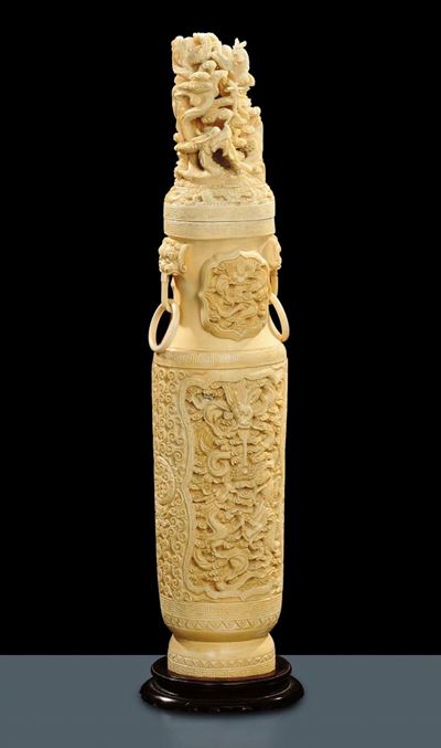 Vaso in Avorio con Prese Ad Anello e Coperchio Intagliato, Cina