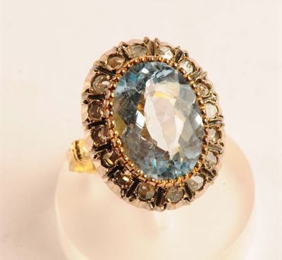 Anello con Topazio Azzurro Taglio Briolette e Rose di Diamanti