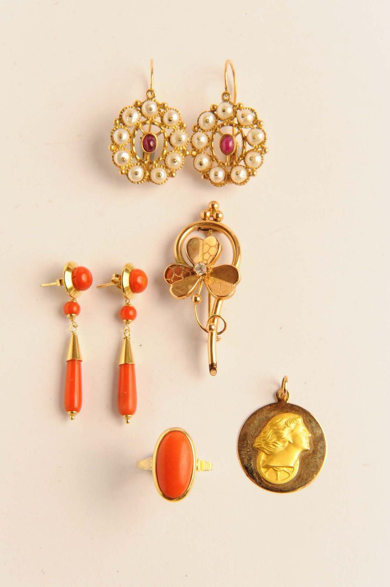 Lotto composto da due paia d'orecchini, un anello, una spilla e una medaglia  - Auction Ancient and Contemporary Clocks and Jewels - Cambi Casa d'Aste