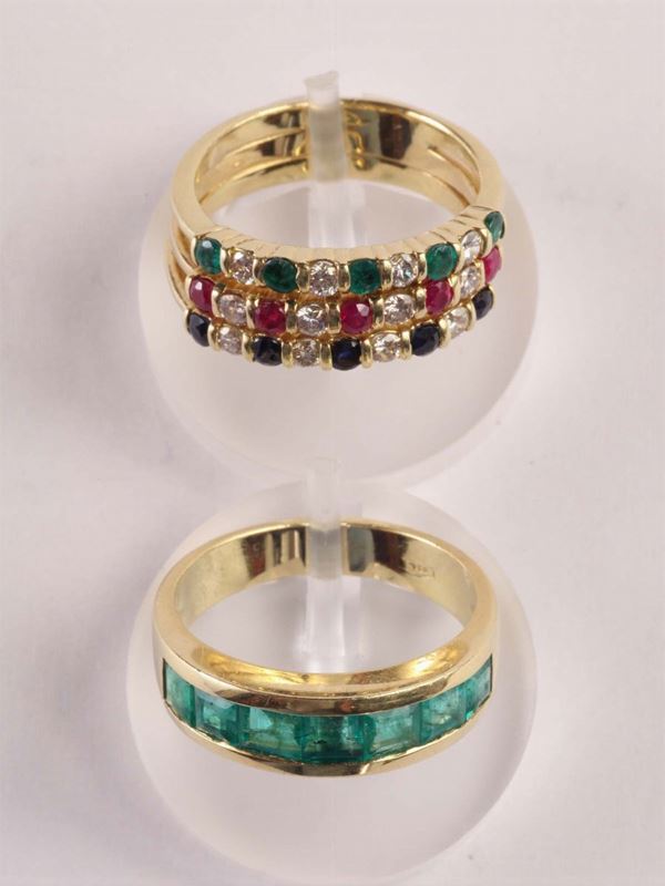 Lotto composto da due anelli con diamanti, zaffiri, rubini e smeraldi
