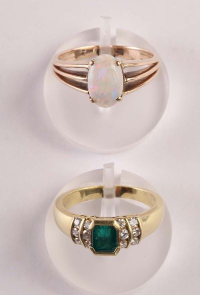 Lotto Composto da un Anello con Smeraldo e Diamanti, Oro 18kt, ed un Anello con Opale