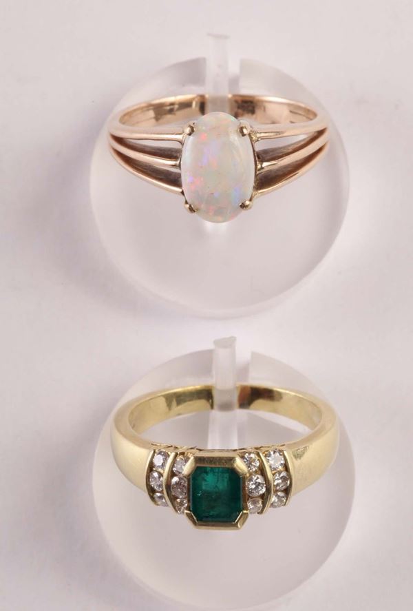 Lotto composto da un anello con smeraldo e diamanti, oro 18Kt, ed un anello con opale
