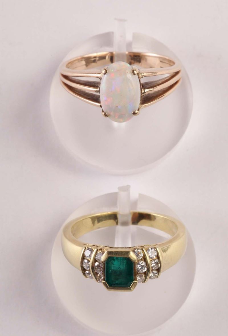 Lotto composto da un anello con smeraldo e diamanti, oro 18Kt, ed un anello con opale  - Auction Ancient and Contemporary Clocks and Jewels - Cambi Casa d'Aste