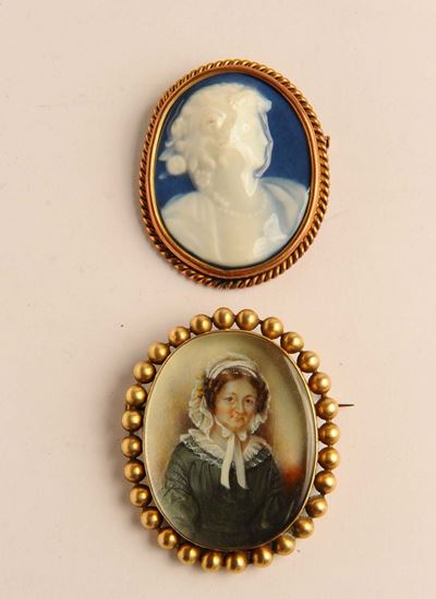 Lotto Composto da una Miniatura ed un Cammeo in Ceramica