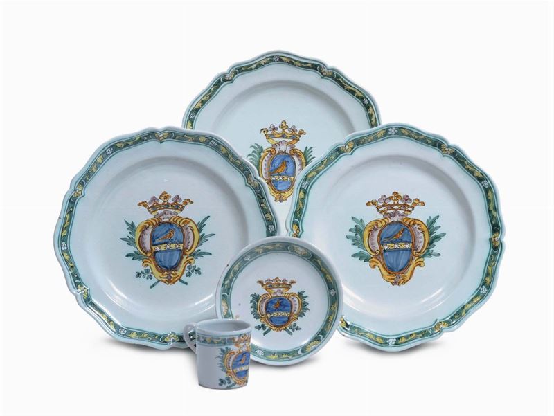 Lotto di tazzina con piatto e tre piatti Cerreto Sannita, XVIII secolo  - Auction Antiques and Old Masters - Cambi Casa d'Aste
