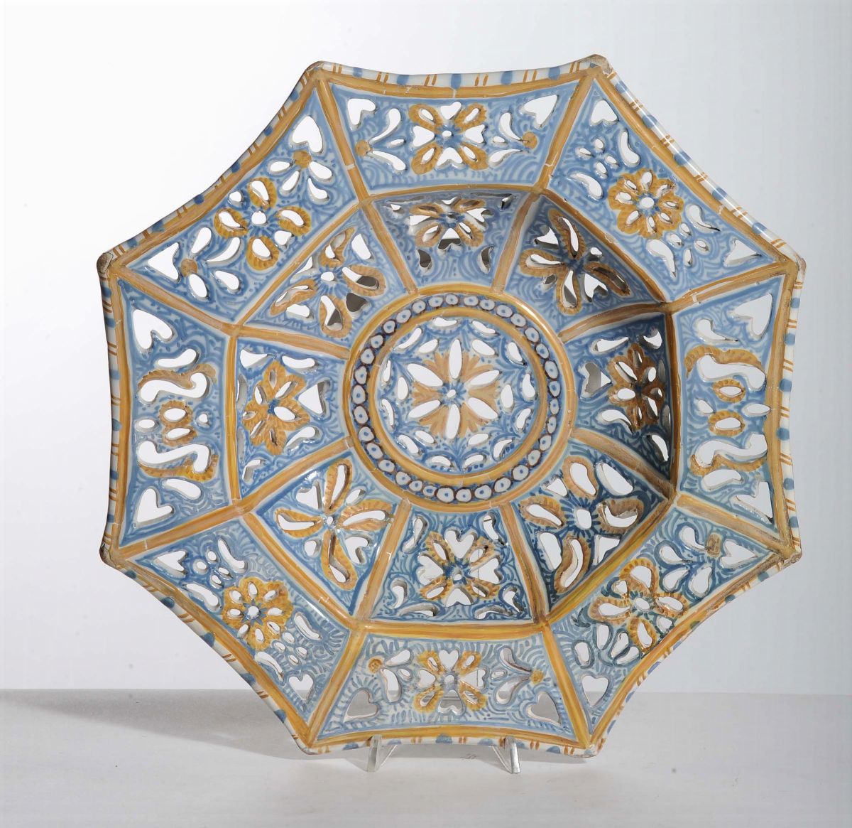 Centrotavola in Maiolica Traforata, Savona XVIII Secolo