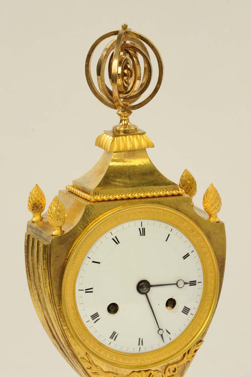 Pendola Impero Ad Anfora in Bronzo Dorato al Mercurio e Sfera Armillare sulla Sommità, Inizio XIX...
