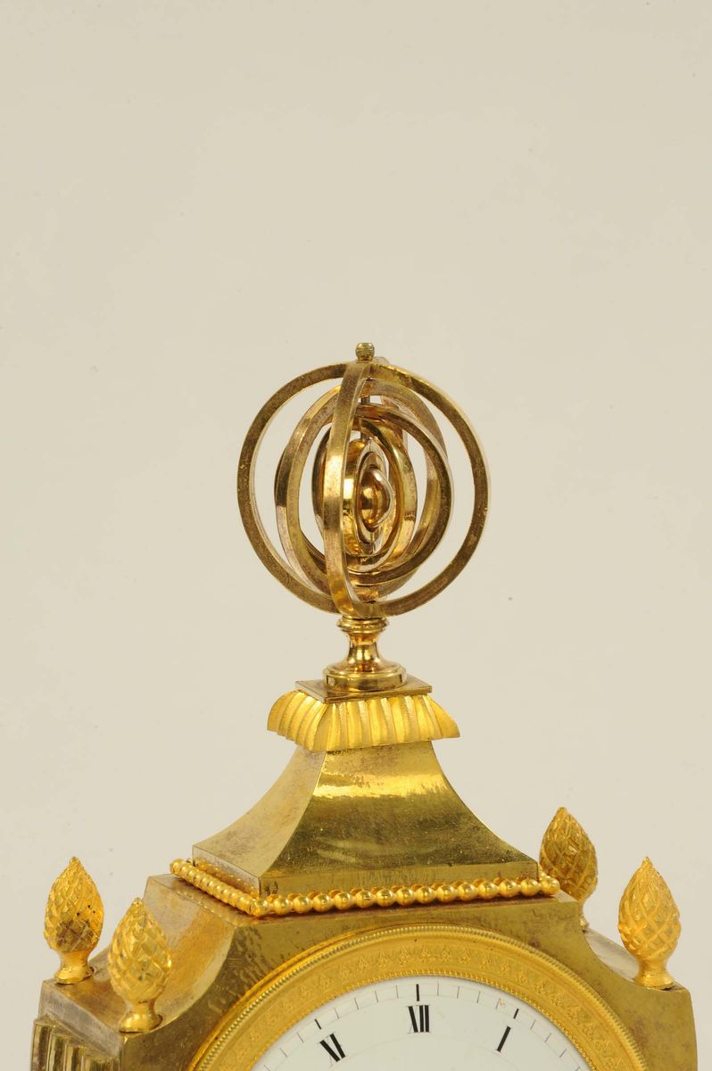 Pendola Impero Ad Anfora in Bronzo Dorato al Mercurio e Sfera Armillare sulla Sommità, Inizio XIX...