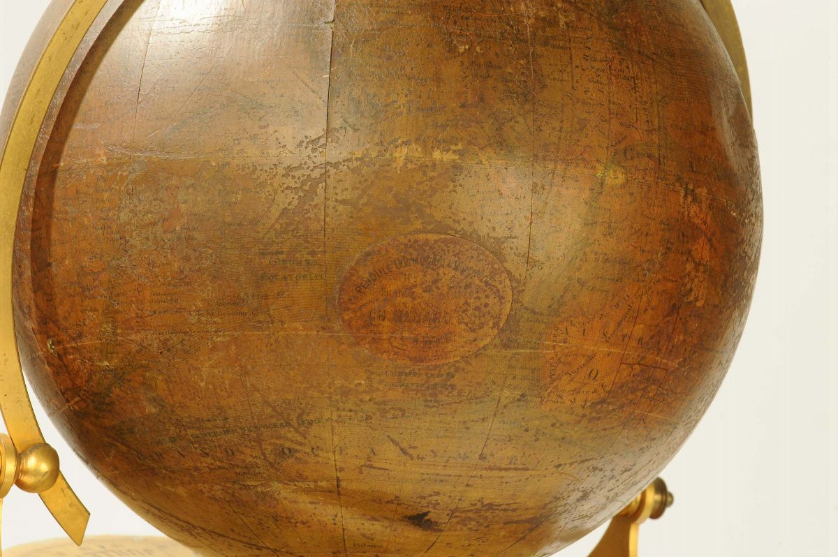 Orologio da Tavolo in Legno Ebanizzato con Globo Terrestre, Francia XX Secolo