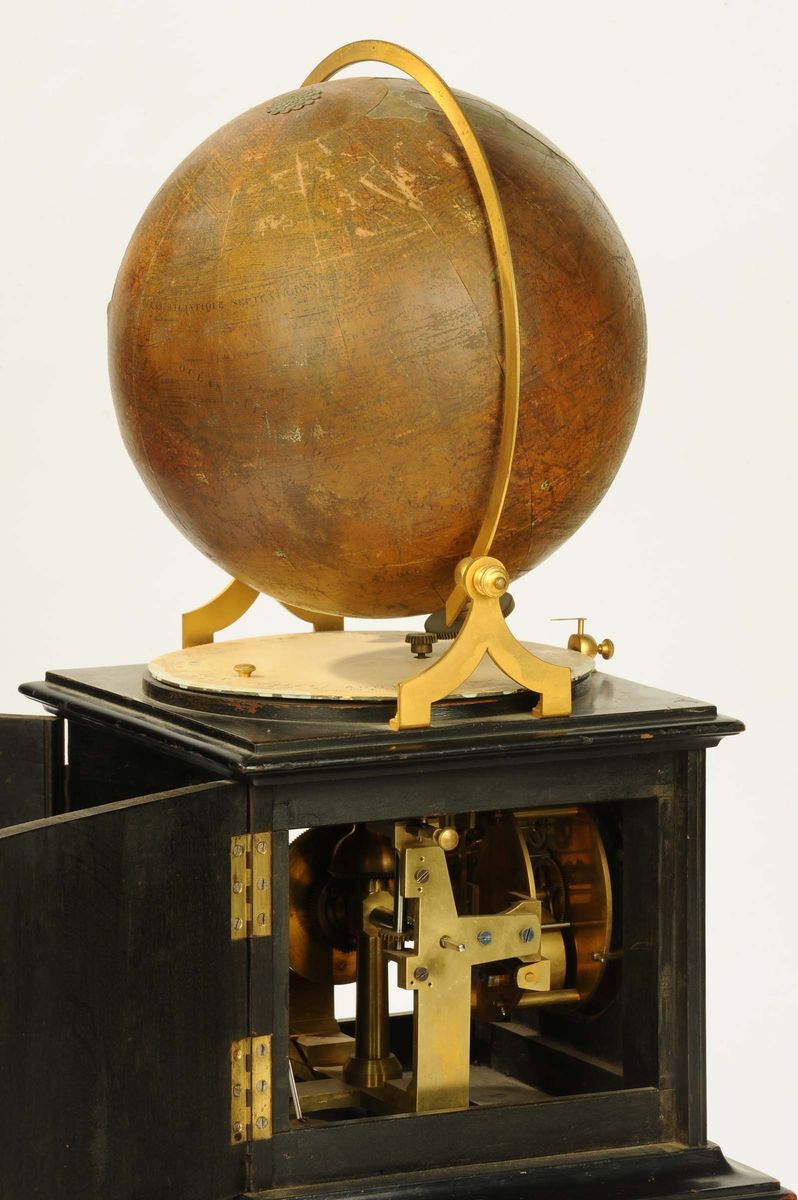 Orologio da Tavolo in Legno Ebanizzato con Globo Terrestre, Francia XX Secolo