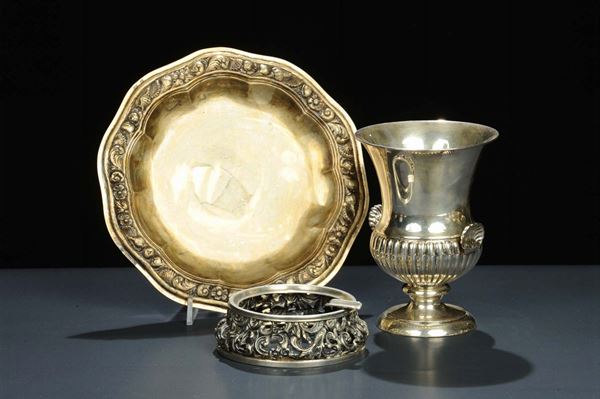 Lotto di tre pezzi in argento, gr. 900 circa