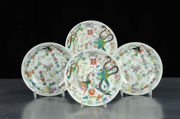 Quattro piatti in porcellana a decoro di fiori, farfalle, draghi, Cina