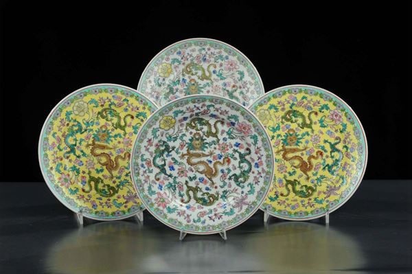 Quattro piatti in porcellana a decoro di fiori e draghi, Cina 1950 circa