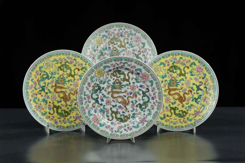 Quattro piatti in porcellana a decoro di fiori e draghi, Cina 1950 circa  - Asta Arte Orientale - Cambi Casa d'Aste