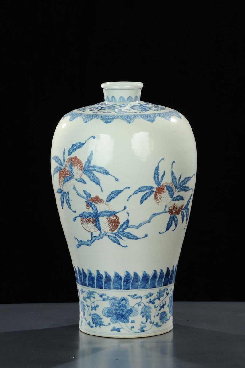 Vaso in porcellana “Mei Ping”, Cina XIX secolo  - Auction Oriental Art - Cambi Casa d'Aste