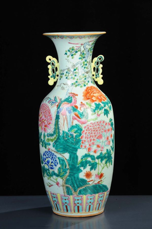 Vaso in porcellana a decoro policromo di peonie e fenici, Cina 1970 circa