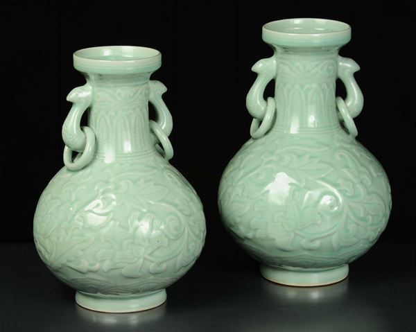 Coppia di vasi in porcellana monocolore Celadon con anse