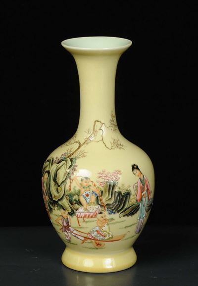 Vaso in Porcellana con Decoro di Mamme e Bambini in Giardino, Cina