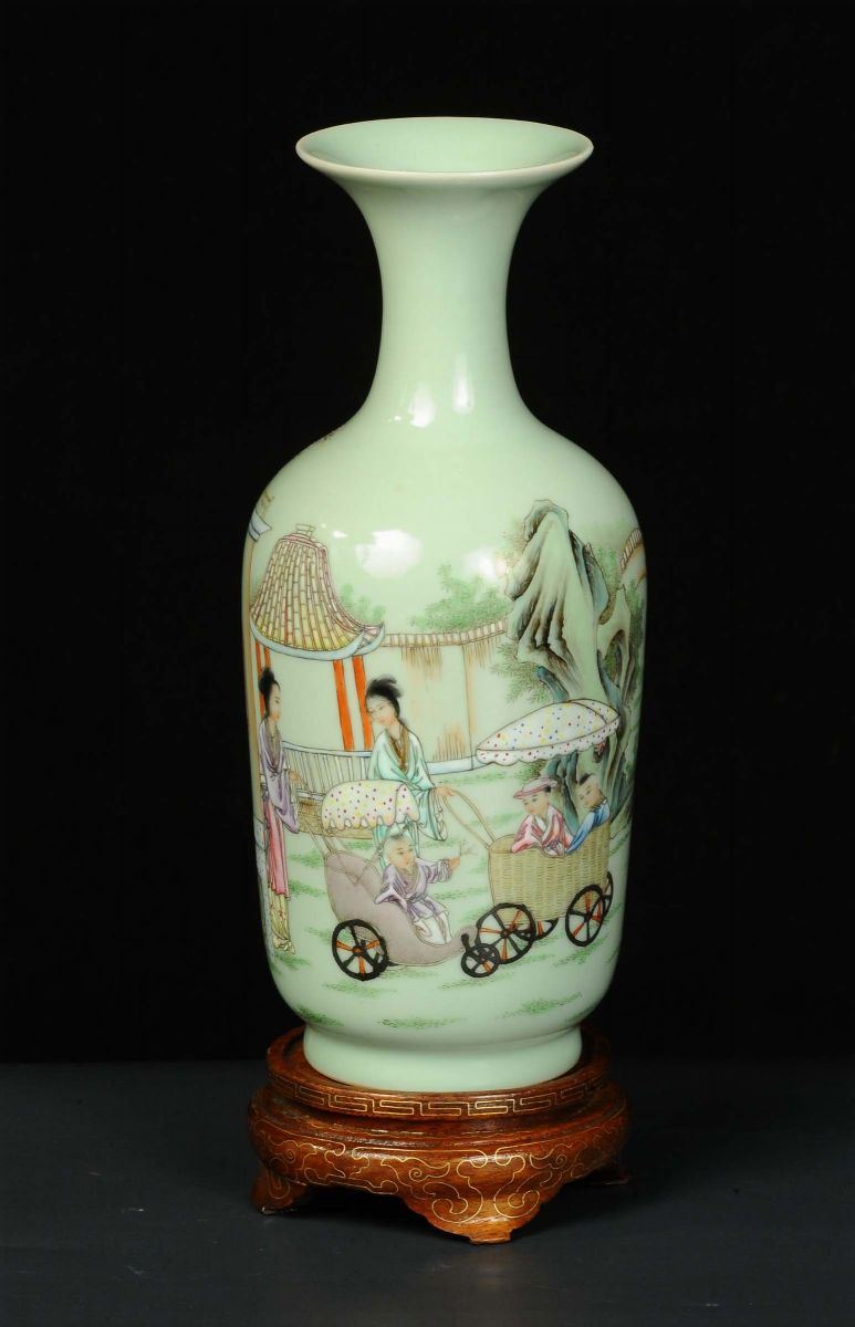 Vaso in porcellana con decoro di mamme e bambini in giardino, Cina  - Asta Arte Orientale - Cambi Casa d'Aste
