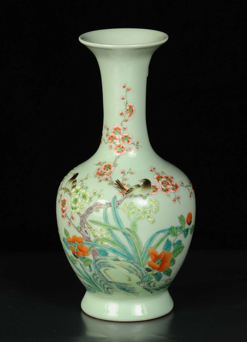 Vaso in porcellana, decoro floreale ed uccelli, inizio XX secolo  - Auction Oriental Art - Cambi Casa d'Aste