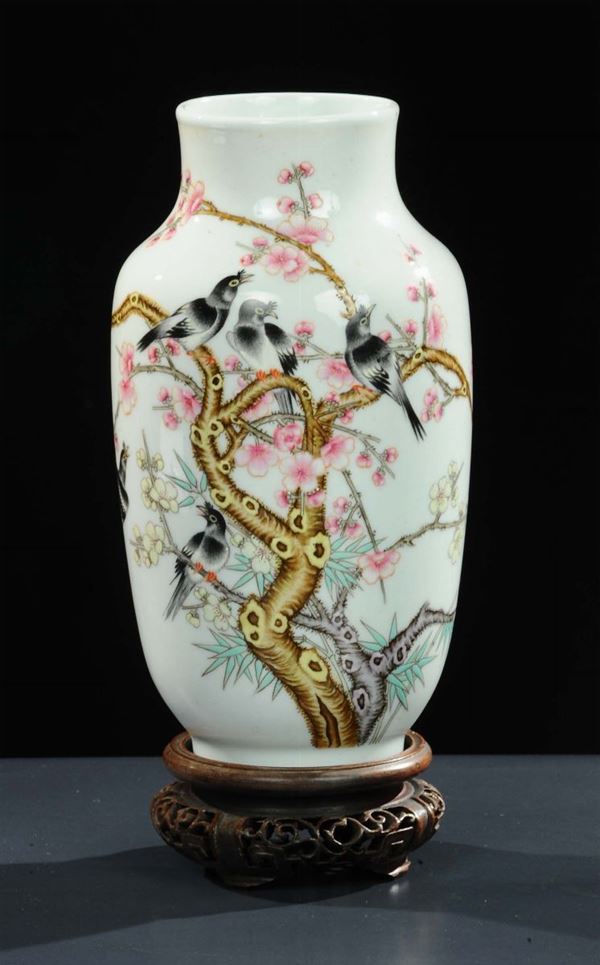 Vaso in porcellana con base in legno scolpito, Cina