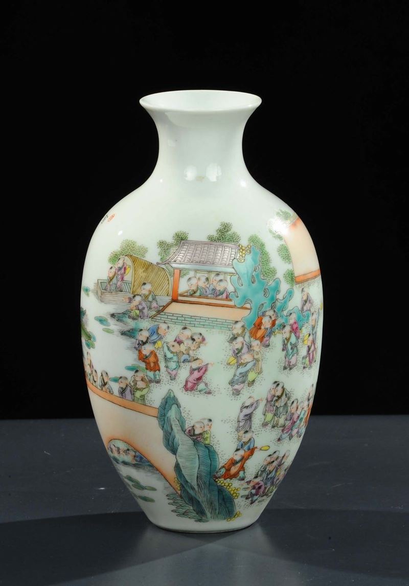Vaso in porcellana policroma, Cina  - Asta Arte Orientale - Cambi Casa d'Aste